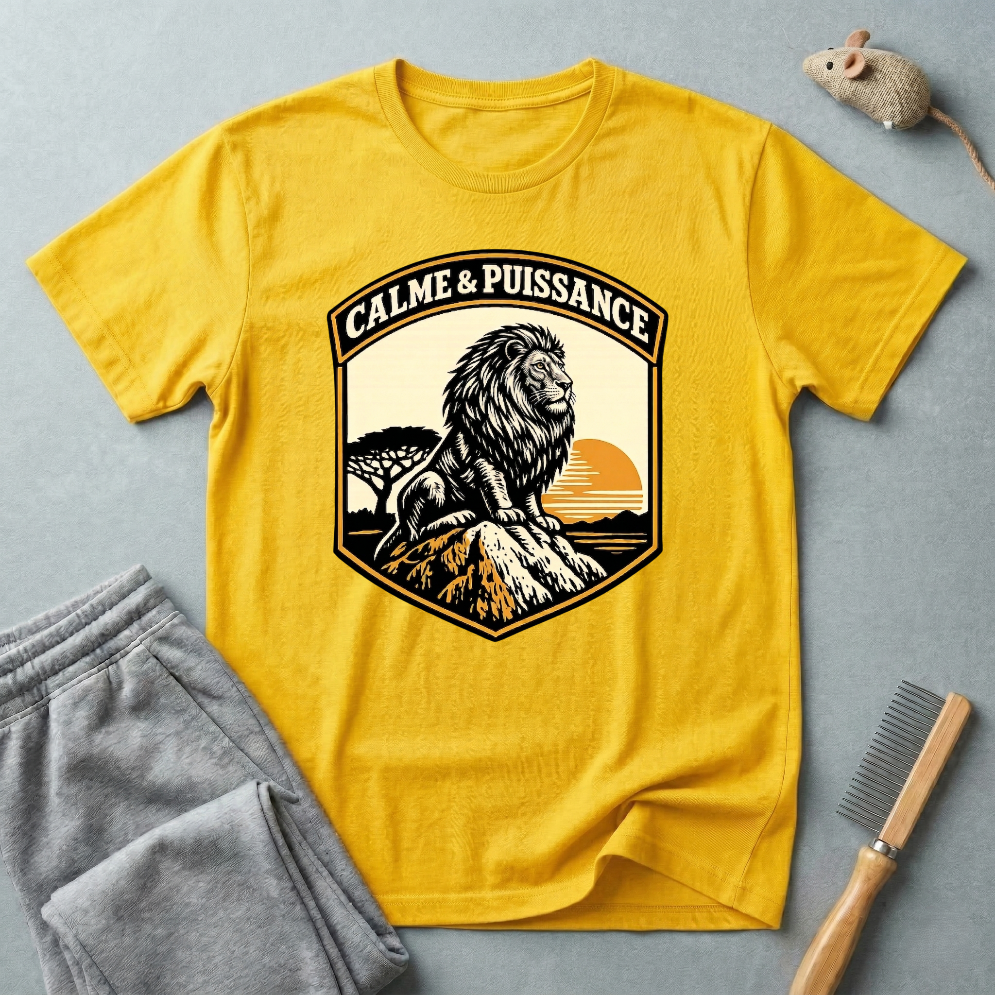 T-shirt graphique Lion «Calme & Puissance» — T-shirt vintage safari au coucher de soleil