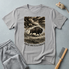 T-shirt graphique «Buffalo Storm» — Illustration vintage «Force brute & liberté»