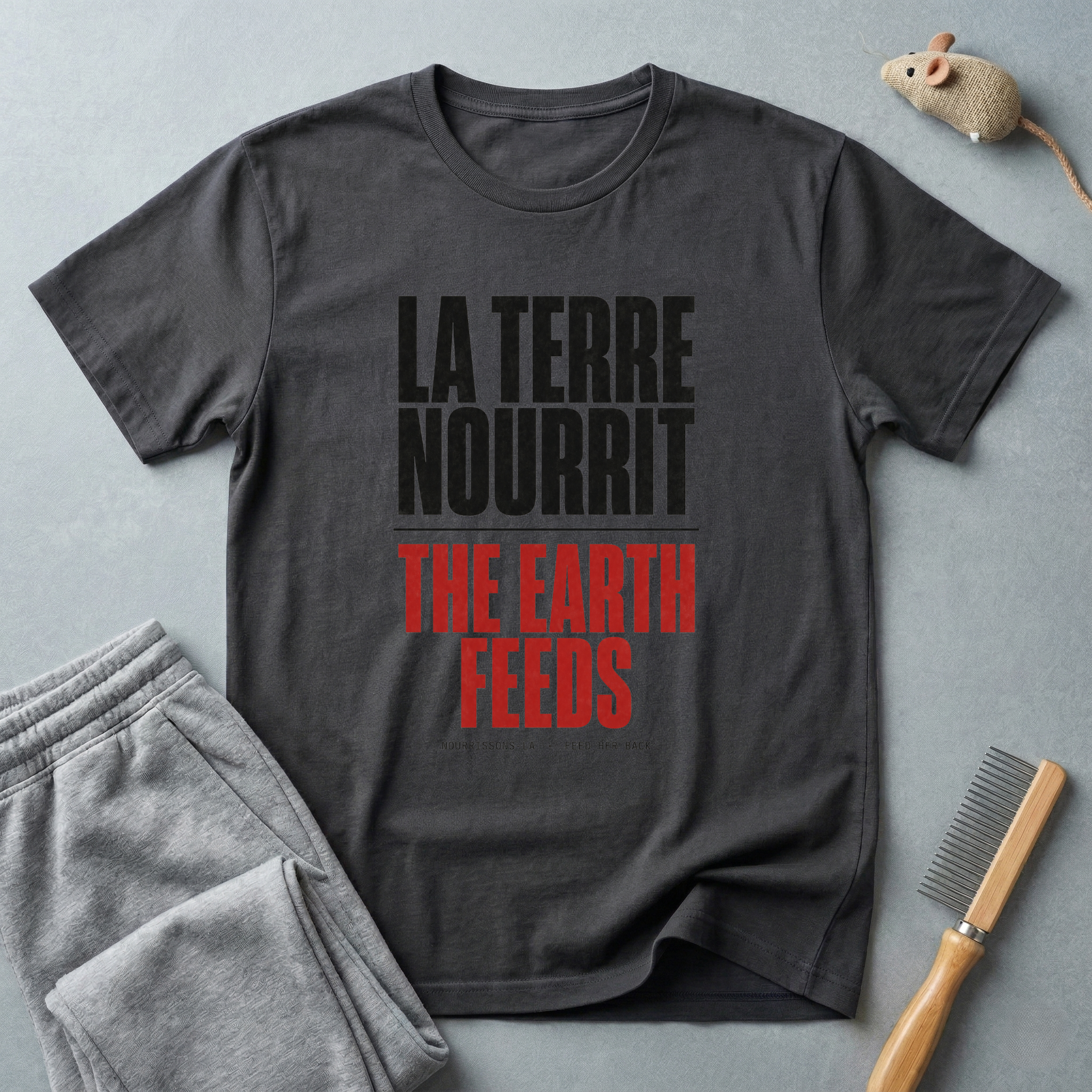 La Terre Nourrit / The Earth Feeds T-Shirt