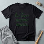 T-shirt à message écologique — «La Terre mérite mieux.»