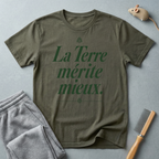 T-shirt à message écologique — «La Terre mérite mieux.»