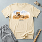 T-shirt graphique guépard en détente — «Le plus rapide apprend à attendre»