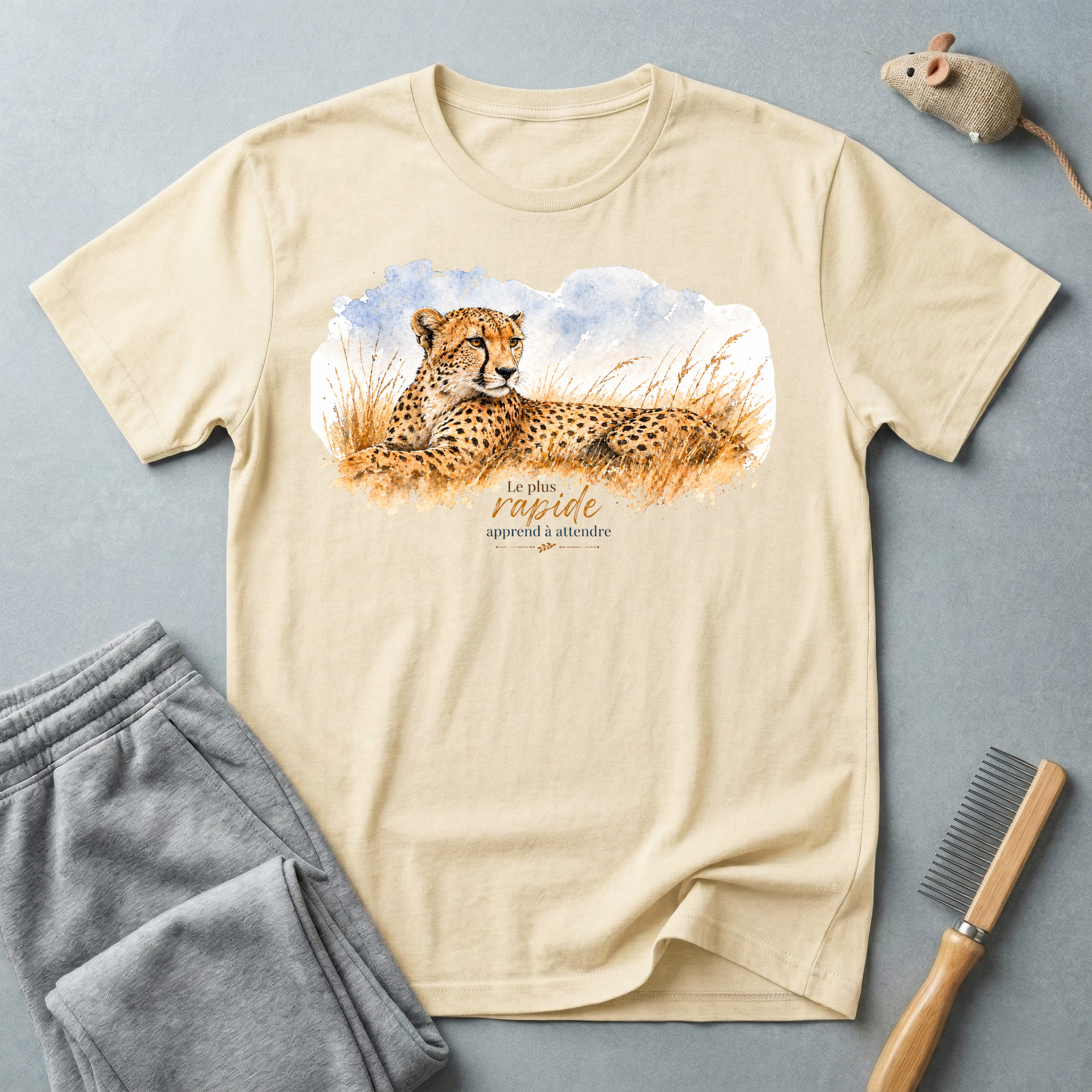 T-shirt graphique guépard en détente — «Le plus rapide apprend à attendre»