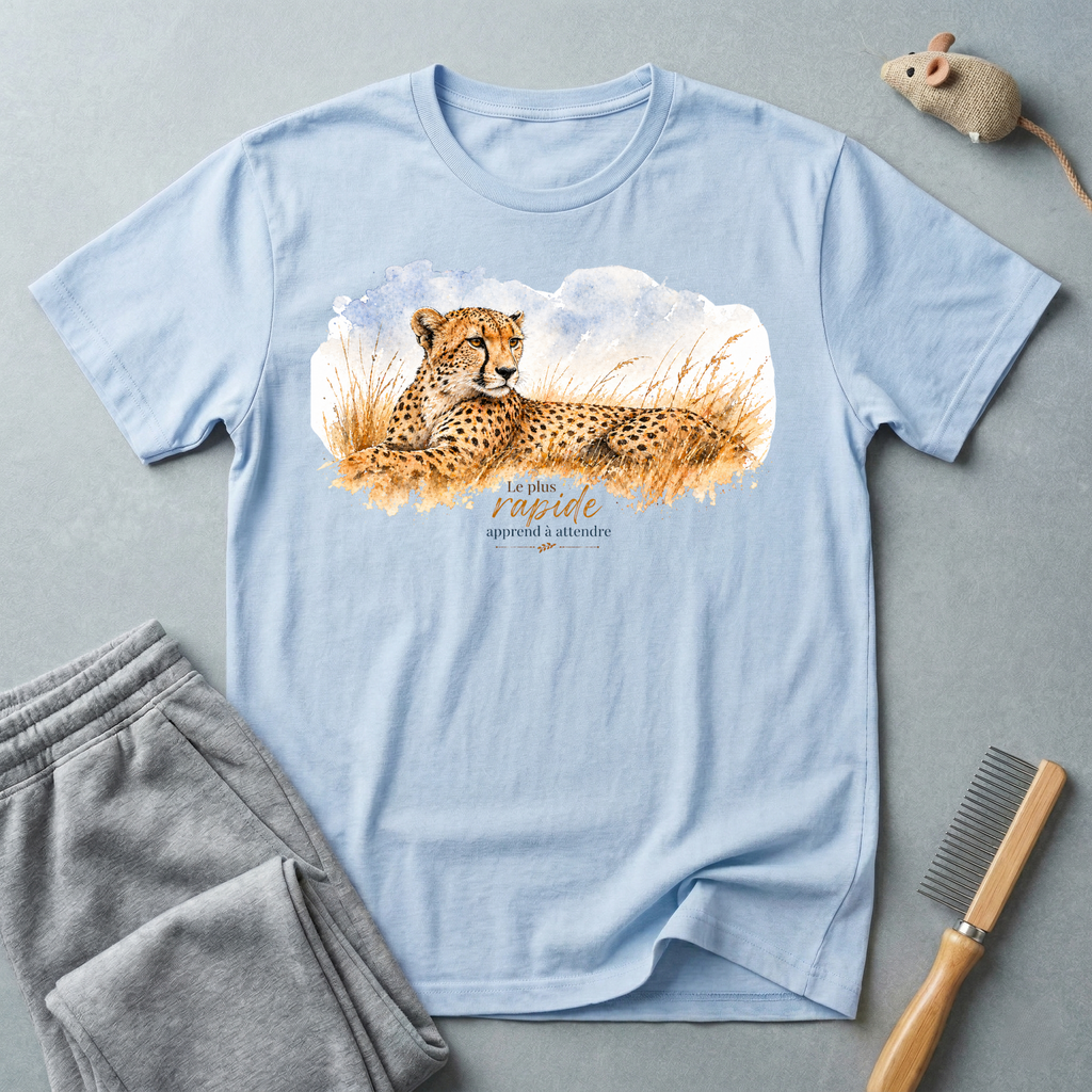 T-shirt graphique guépard en détente — «Le plus rapide apprend à attendre»