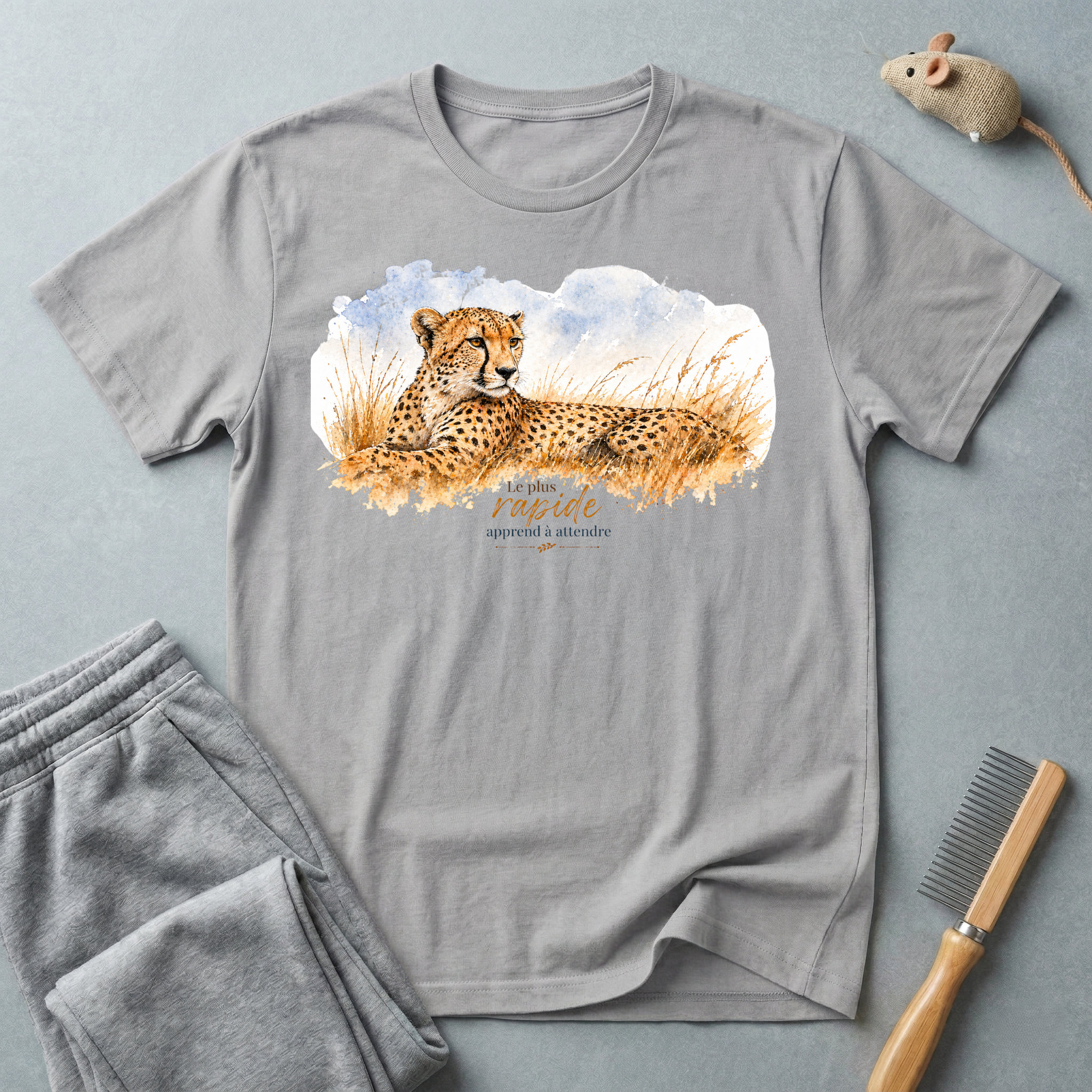 T-shirt graphique guépard en détente — «Le plus rapide apprend à attendre»