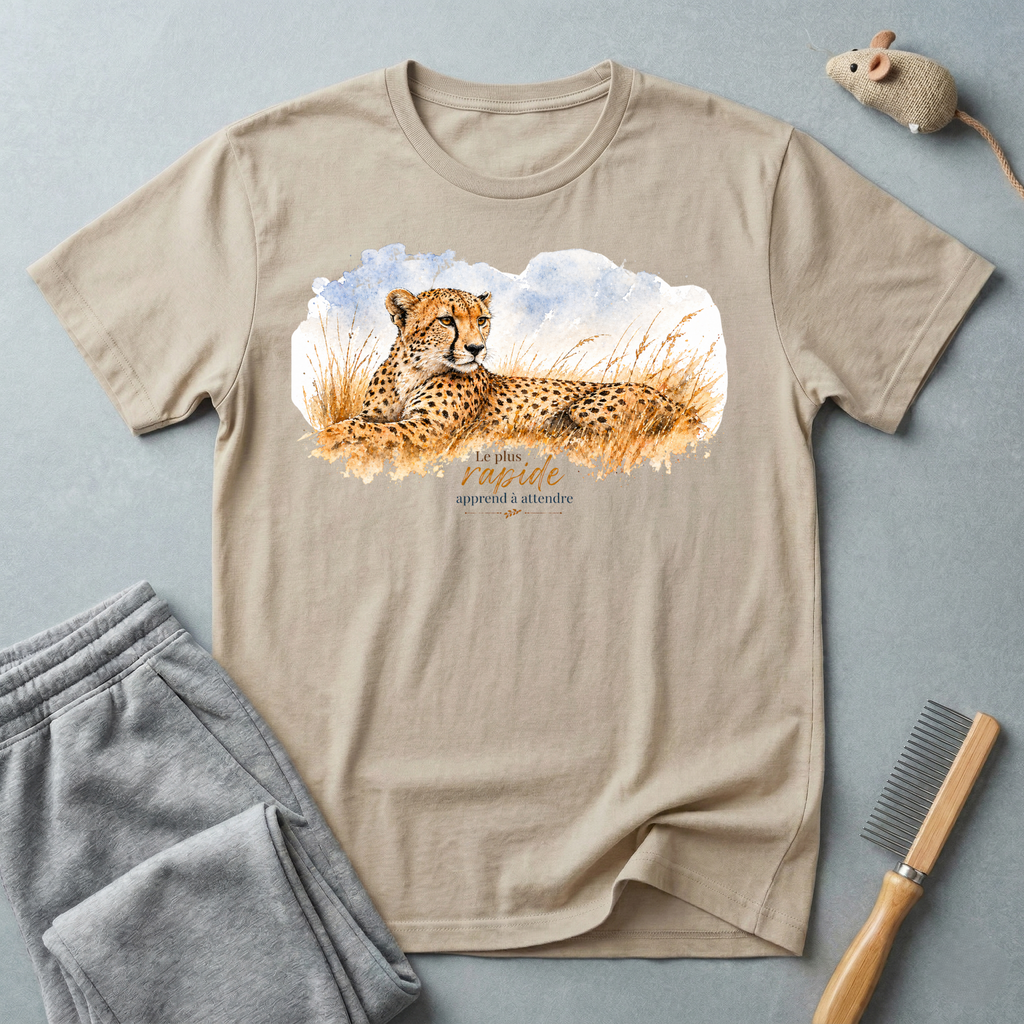 T-shirt graphique guépard en détente — «Le plus rapide apprend à attendre»