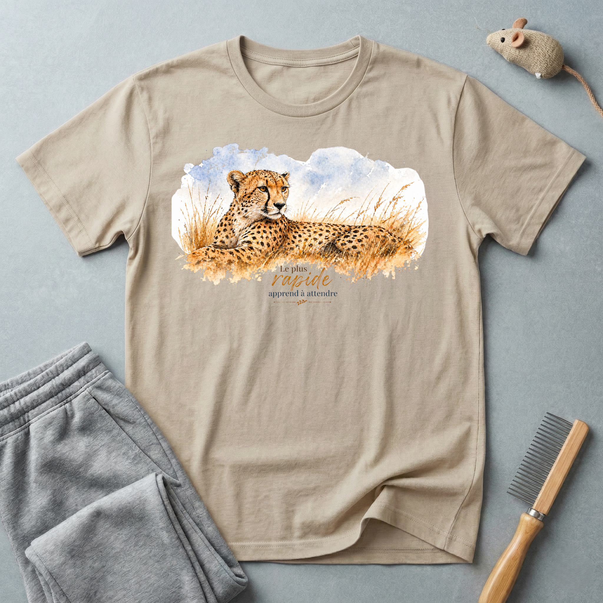 T-shirt graphique guépard en détente — «Le plus rapide apprend à attendre»
