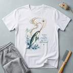 T-shirt narval nage étoilée — «Je trace les routes que vous détruisez» — T-shirt animalier océanique