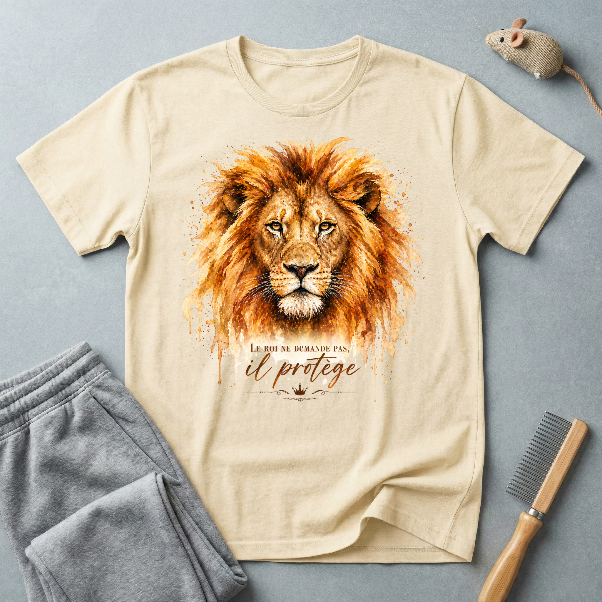 T-shirt portrait de lion aquarelle — «Le roi ne demande pas, il protège»