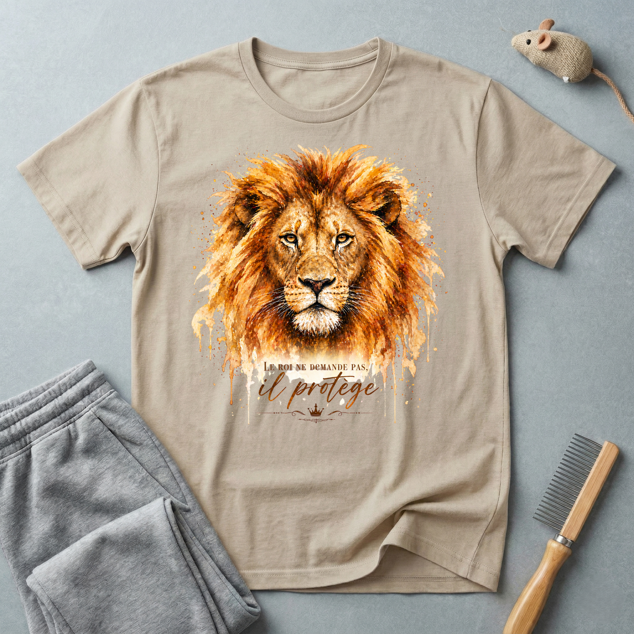 T-shirt portrait de lion aquarelle — «Le roi ne demande pas, il protège»