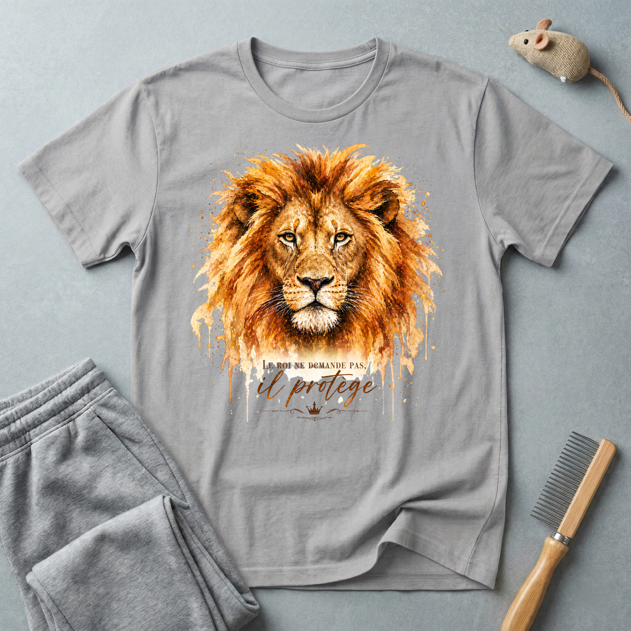 T-shirt portrait de lion aquarelle — «Le roi ne demande pas, il protège»