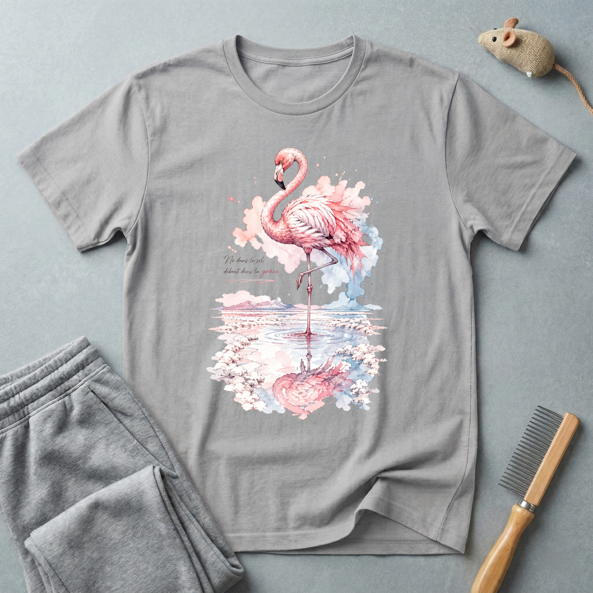 T-shirt flamant rose aquarelle floral — «Né dans le sel, debout dans la grâce»