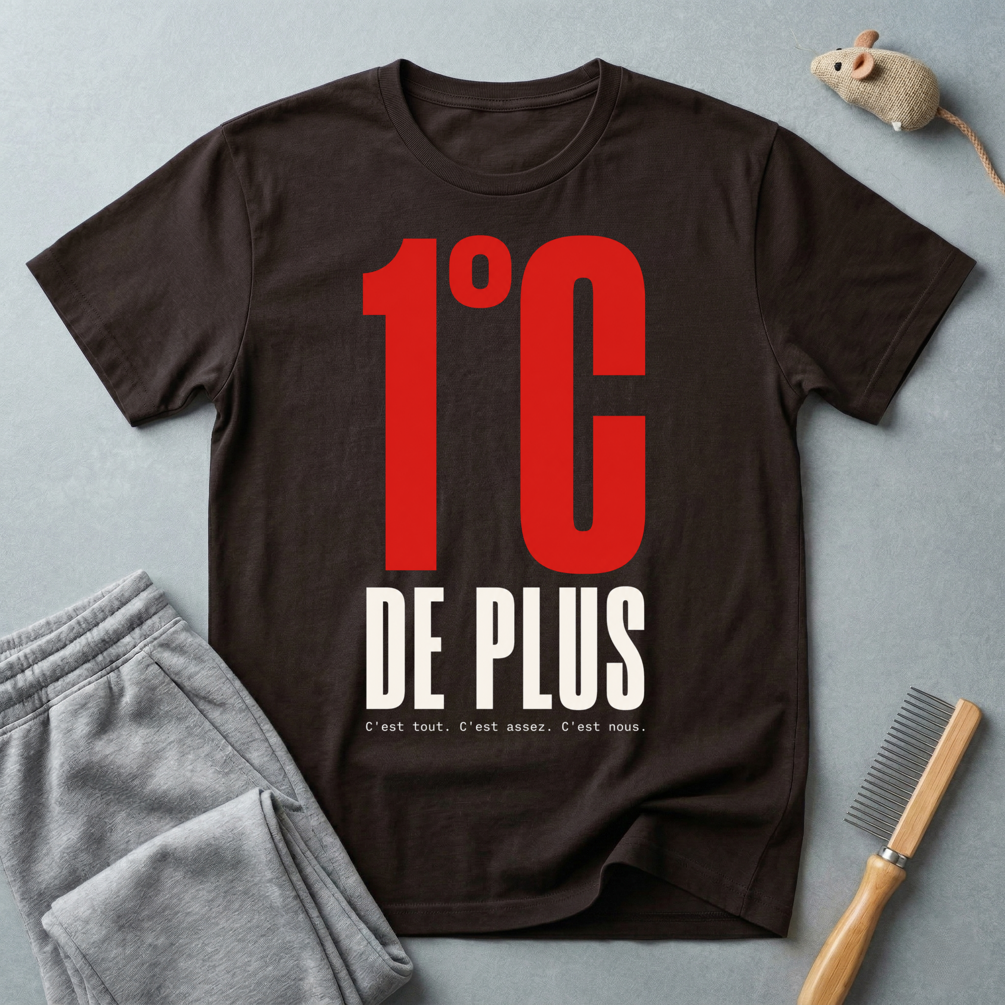 T-shirt — «1 °C de plus» t-shirt graphique (message climatique, typographie rouge audacieuse)