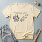 T-shirt empreinte de patte florale — «Laisse une trace qui fleurit»