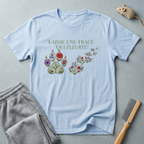 T-shirt empreinte de patte florale — «Laisse une trace qui fleurit»