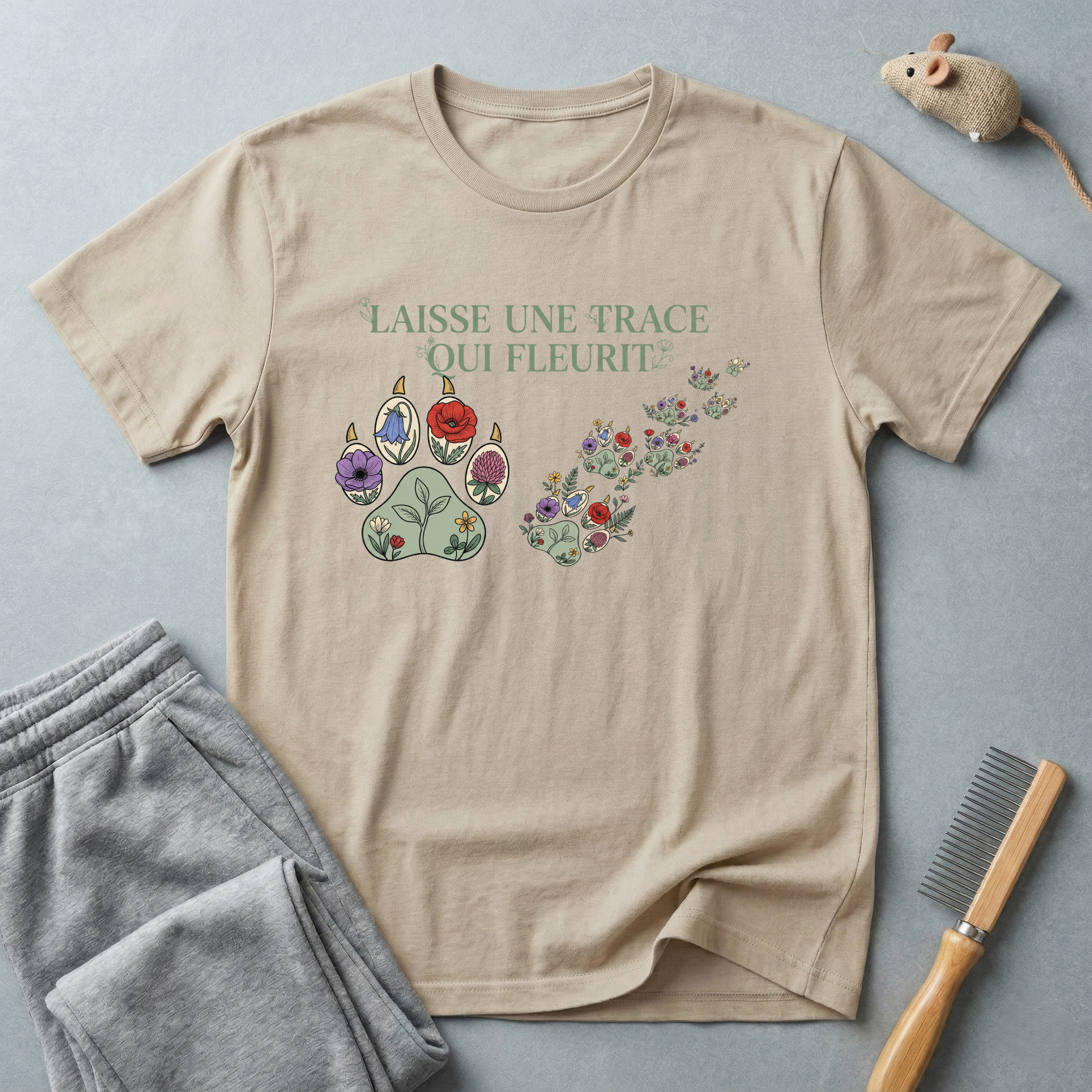 T-shirt empreinte de patte florale — «Laisse une trace qui fleurit»