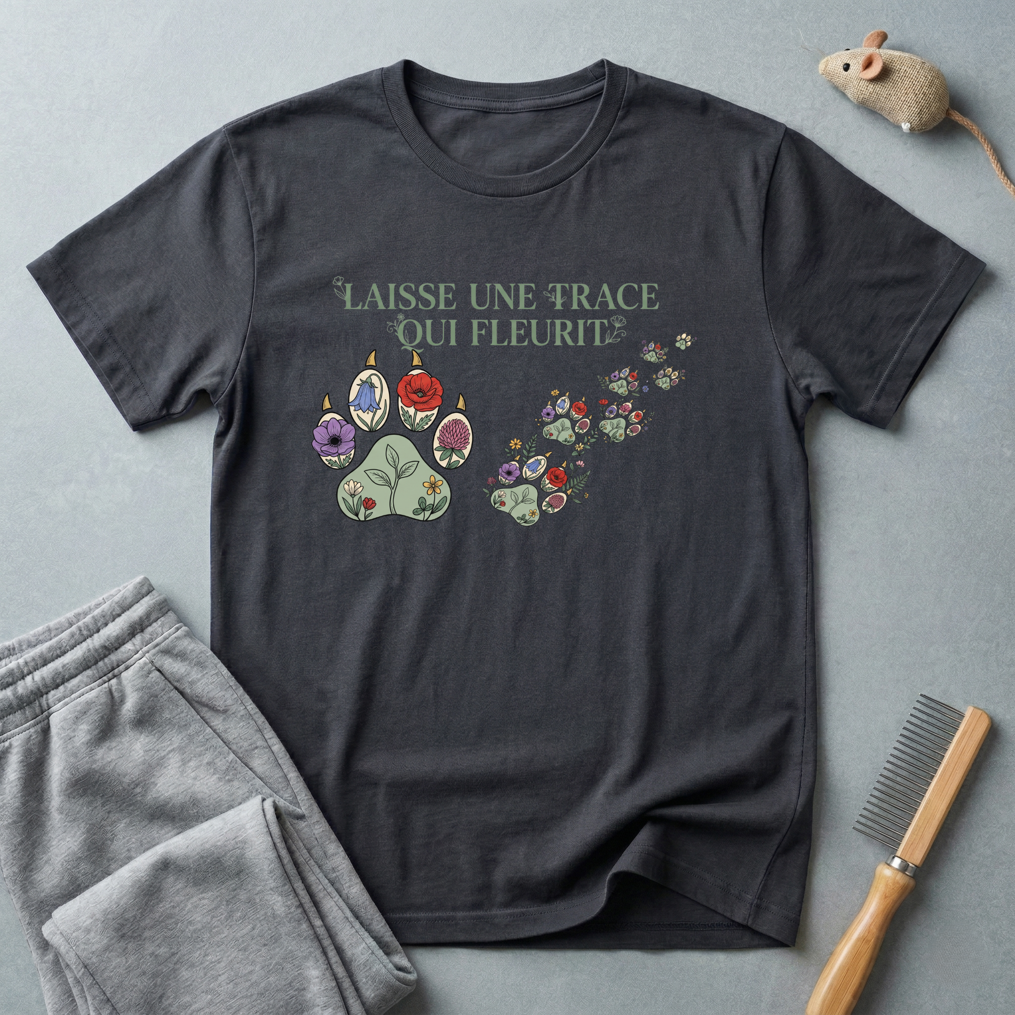T-shirt empreinte de patte florale — «Laisse une trace qui fleurit»