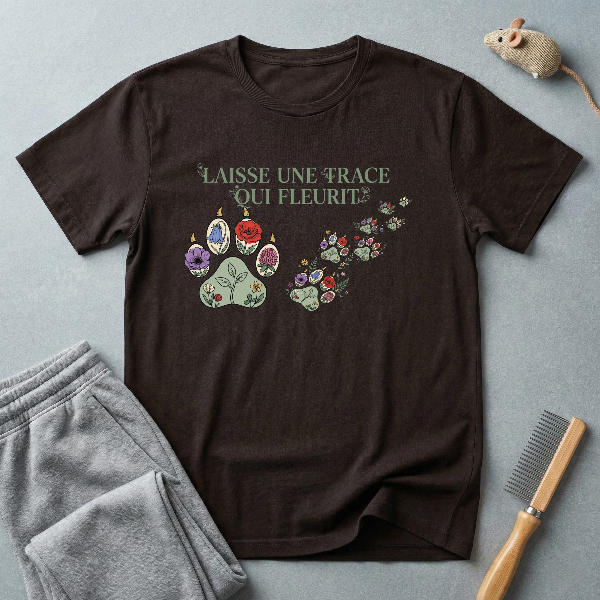 T-shirt empreinte de patte florale — «Laisse une trace qui fleurit»
