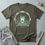 T-shirt grenouille en méditation — «Coasse moins, médite plus»