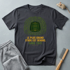 T-shirt — «Le plus grand stade est dehors» — t-shirt graphique terrain de football en forêt