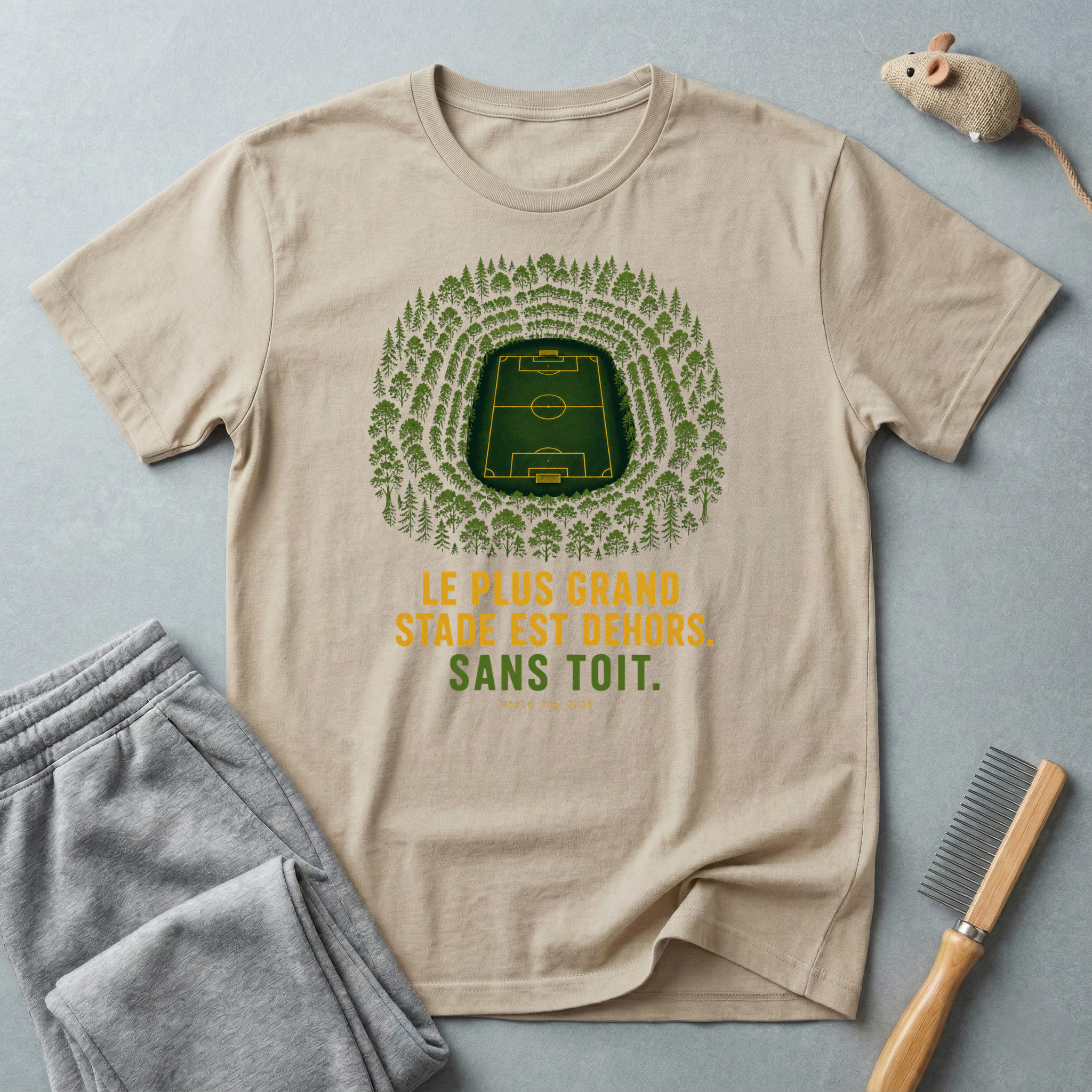T-shirt — «Le plus grand stade est dehors» — t-shirt graphique terrain de football en forêt