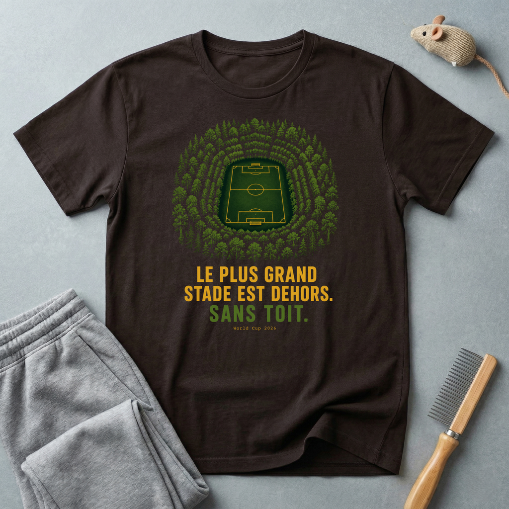 T-shirt — «Le plus grand stade est dehors» — t-shirt graphique terrain de football en forêt