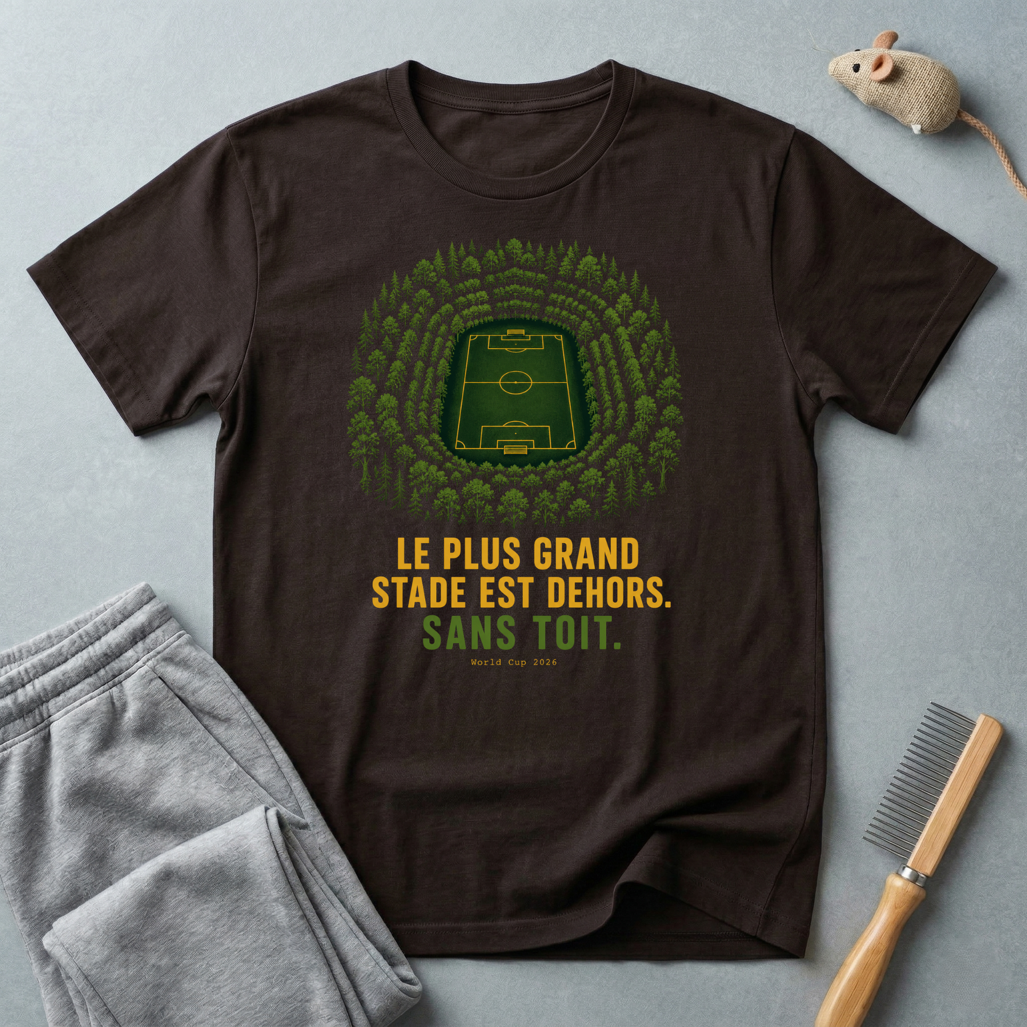 T-shirt — «Le plus grand stade est dehors» — t-shirt graphique terrain de football en forêt