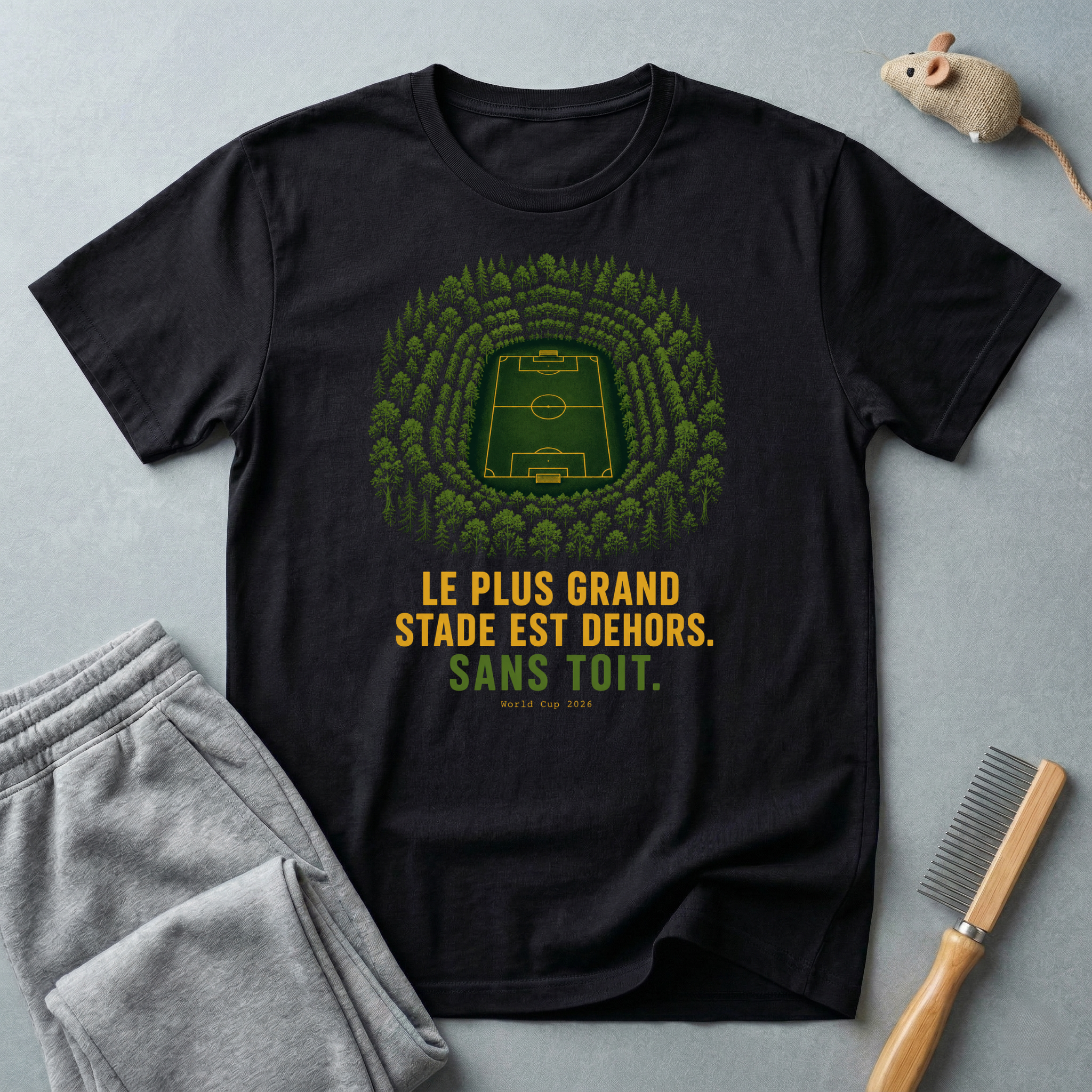 T-shirt — «Le plus grand stade est dehors» — t-shirt graphique terrain de football en forêt