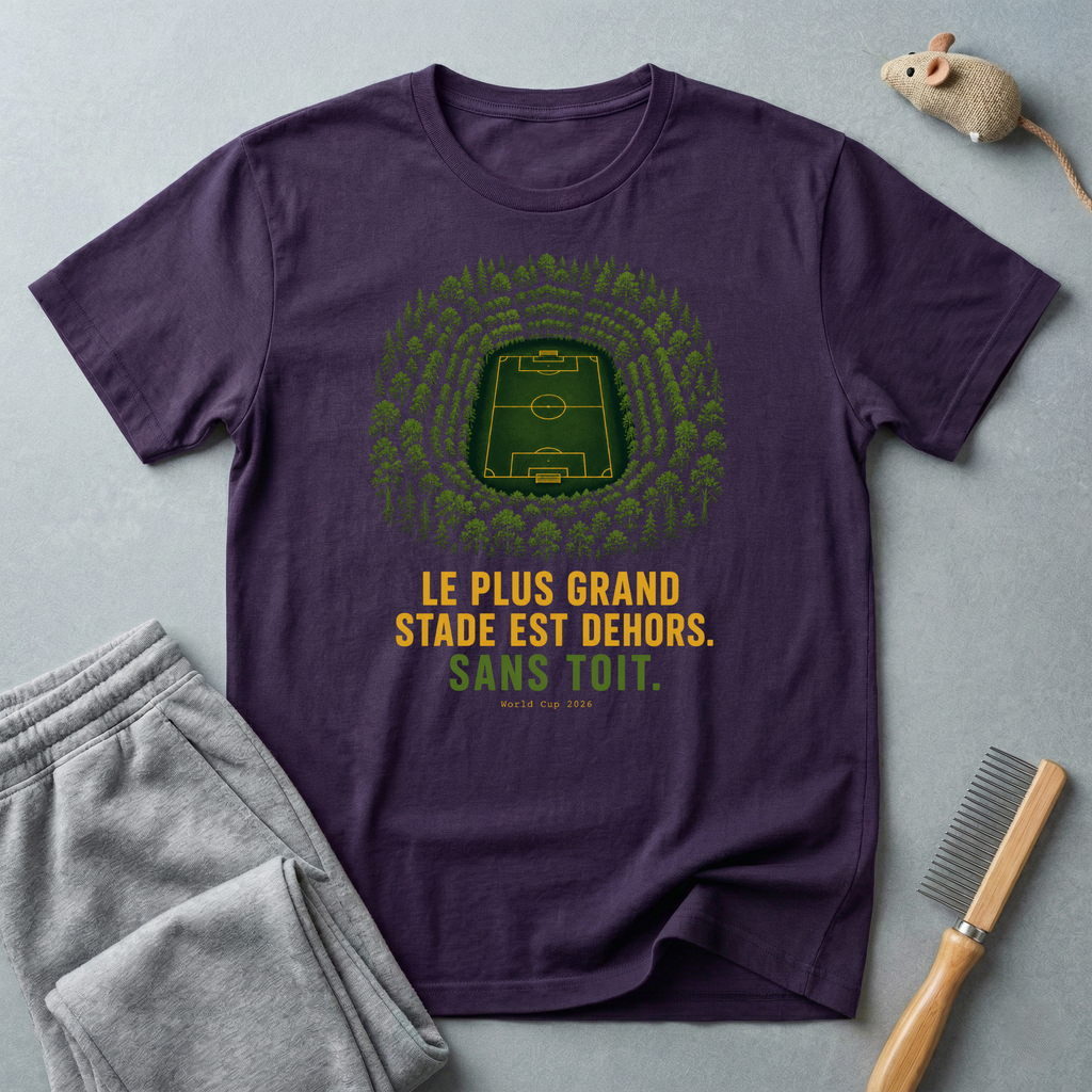 T-shirt — «Le plus grand stade est dehors» — t-shirt graphique terrain de football en forêt