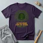 T-shirt — «Le plus grand stade est dehors» — t-shirt graphique terrain de football en forêt