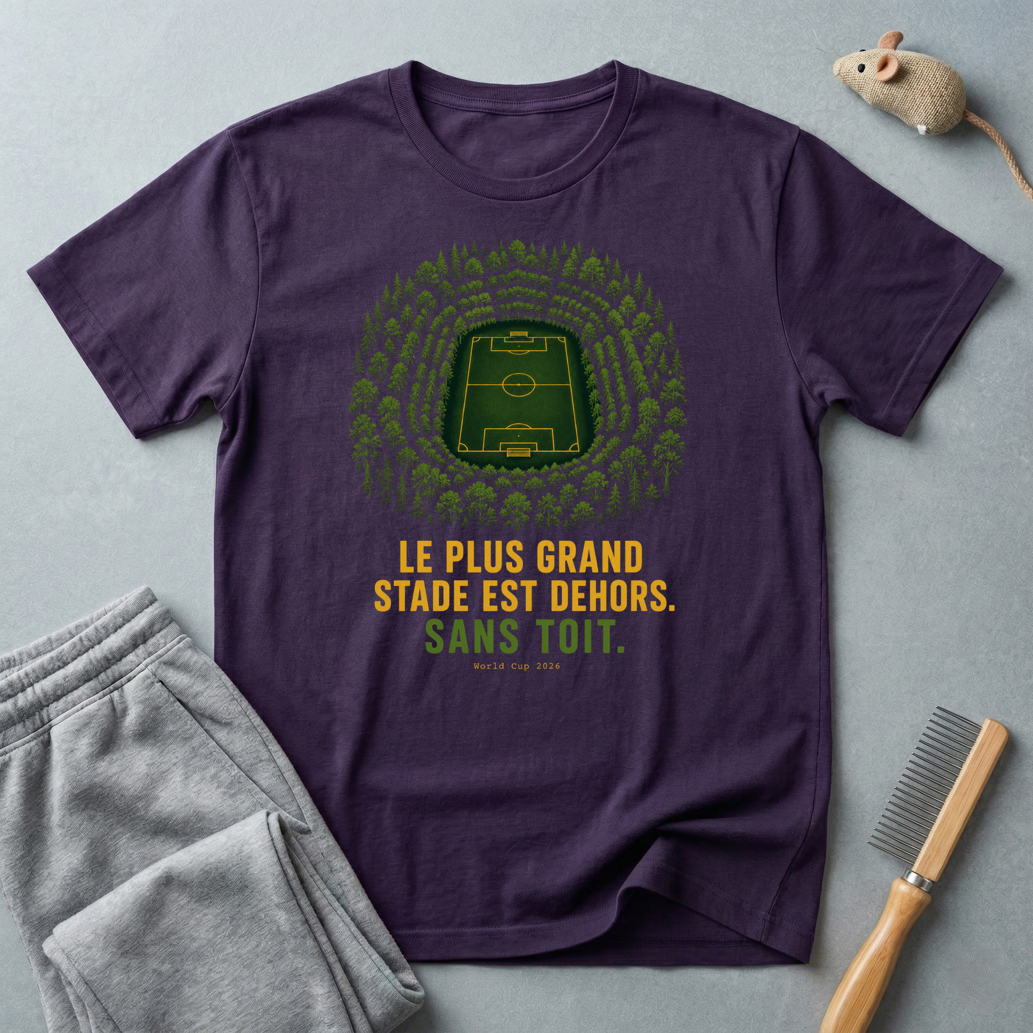 T-shirt — «Le plus grand stade est dehors» — t-shirt graphique terrain de football en forêt