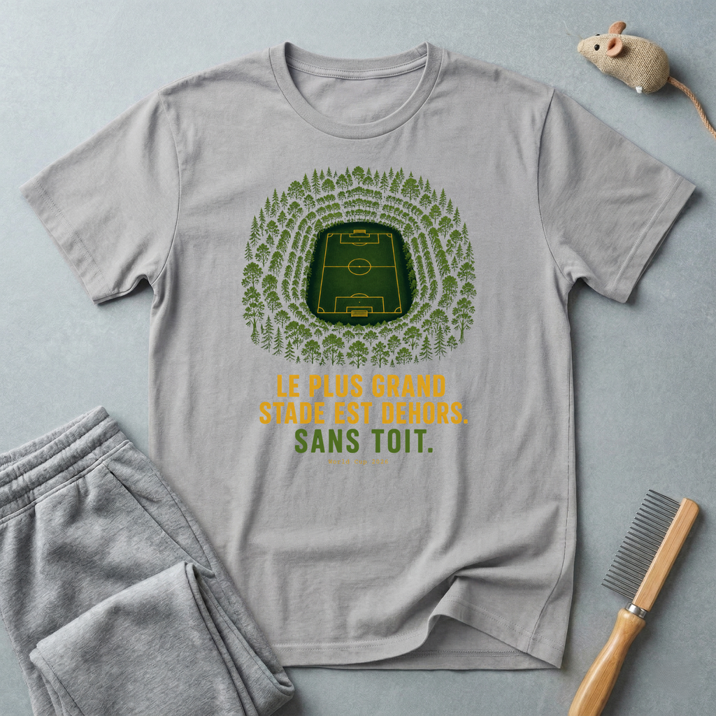 T-shirt — «Le plus grand stade est dehors» — t-shirt graphique terrain de football en forêt