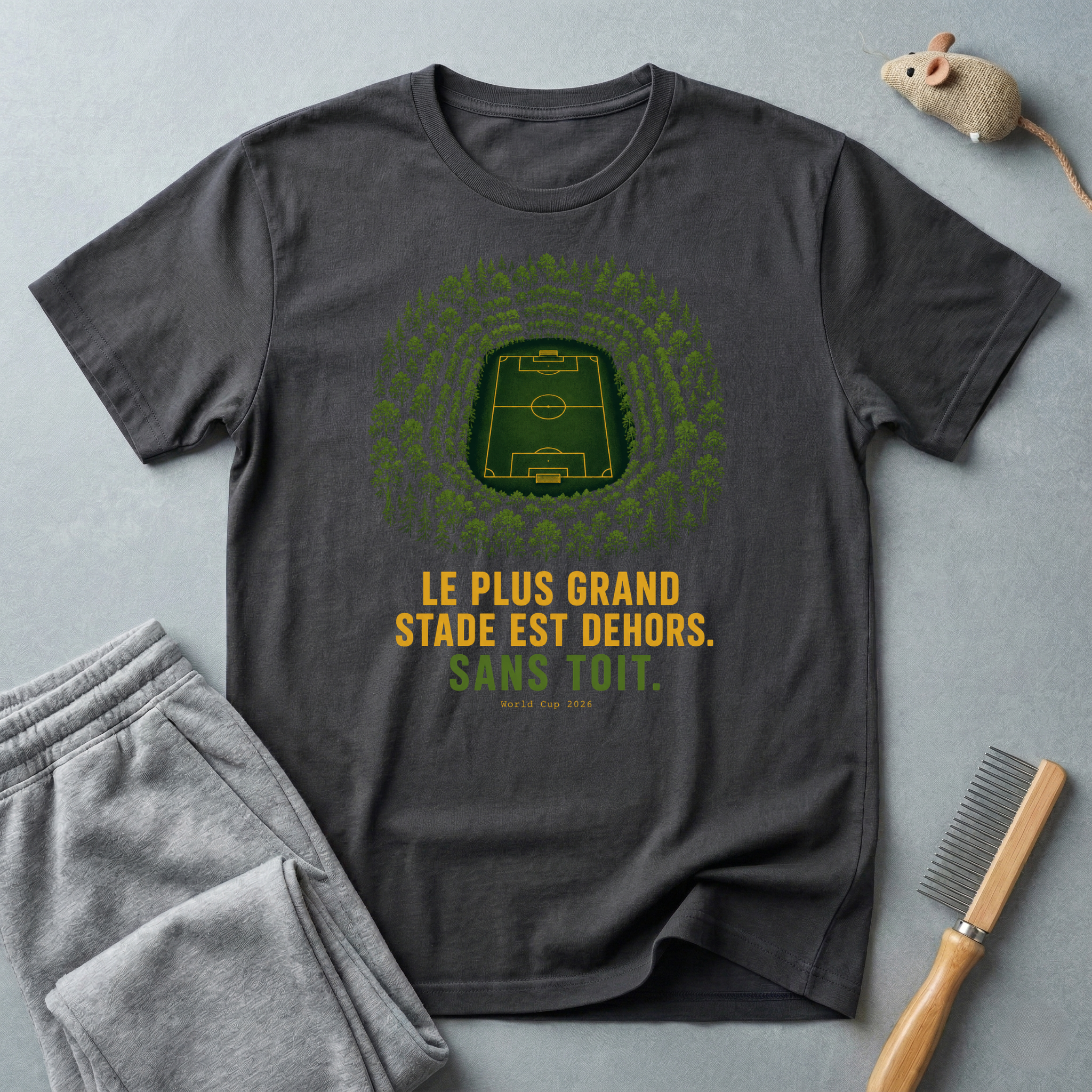T-shirt — «Le plus grand stade est dehors» — t-shirt graphique terrain de football en forêt