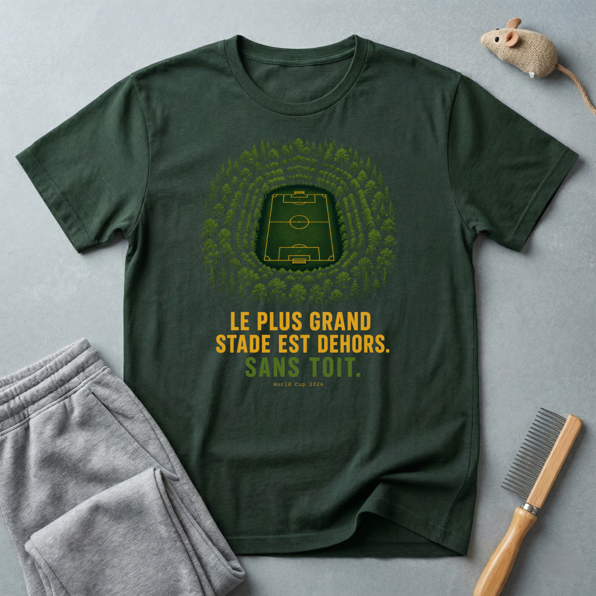 T-shirt — «Le plus grand stade est dehors» — t-shirt graphique terrain de football en forêt