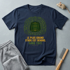 T-shirt — «Le plus grand stade est dehors» — t-shirt graphique terrain de football en forêt