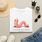 T-shirt avec ver de terre mignon — « Je travaille dans l’ombre »