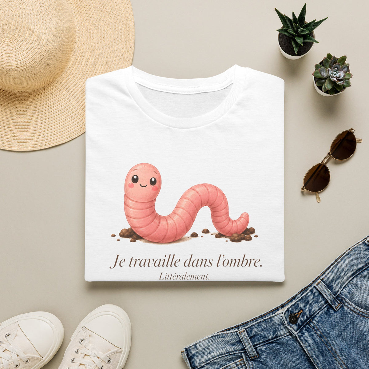 T-shirt avec ver de terre mignon — « Je travaille dans l’ombre »
