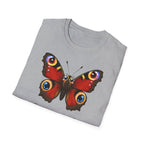 T-shirt illustré avec un papillon — « Ces yeux ne voient rien. Ils font voir ce qu’on soupçonne. Ça suffit. »