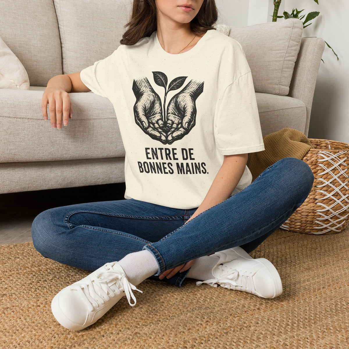 T-shirt — « Entre de bonnes mains » — Illustration graphique de mains tenant une jeune pousse