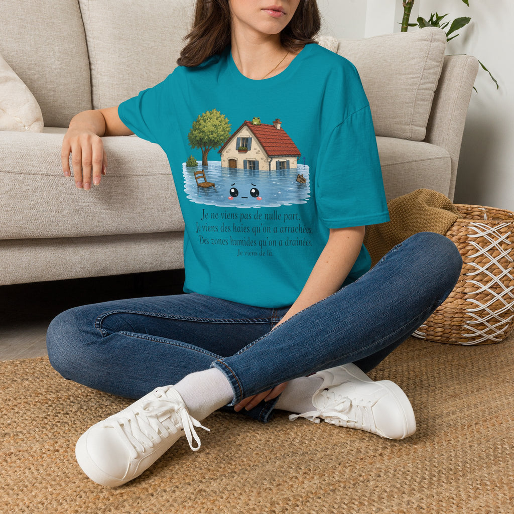 T-shirt « Maison inondée » — Adorable illustration kawaii d’une maison dans les eaux montante