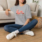 T-shirt avec ver de terre mignon — « Je travaille dans l’ombre »