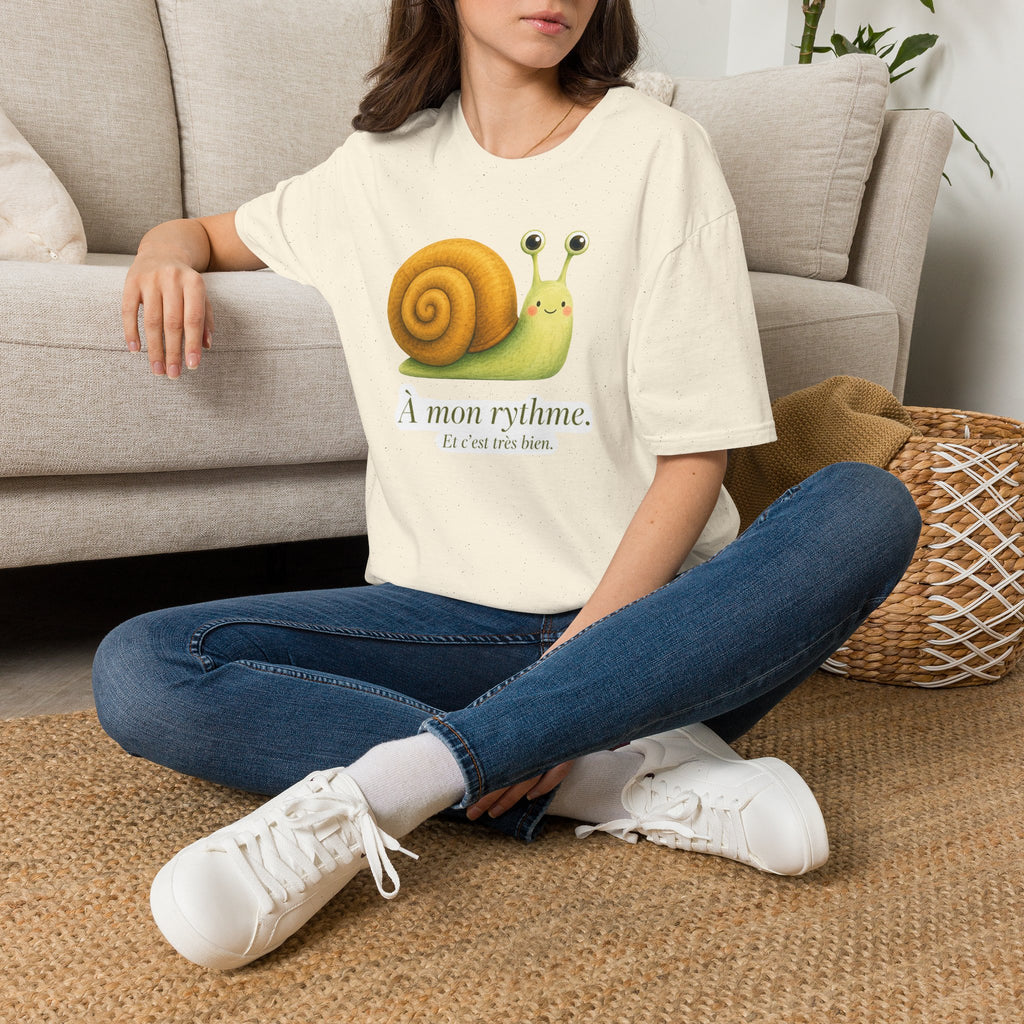 T-shirt illustré avec escargot — « À mon rythme. » — Adorable T-shirt « slow living »