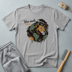 T-shirt graphique lion — «Une seule Terre» — T-shirt safari écoresponsable
