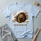 T-shirt «Bear With Me» — T-shirt graphique ours des bois cosy