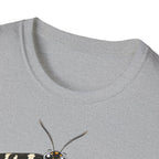 T-shirt illustré avec papillon de nuit — « Au repos, je suis discrète. En vol, je révèle le nuage. »