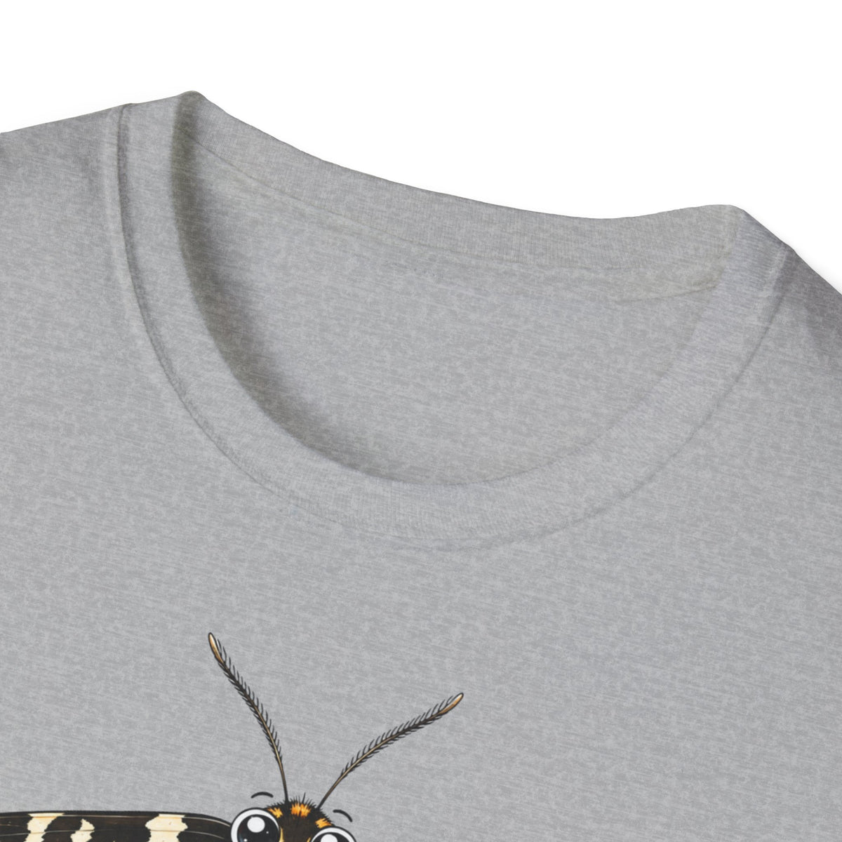T-shirt illustré avec papillon de nuit — « Au repos, je suis discrète. En vol, je révèle le nuage. »