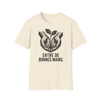 T-shirt — « Entre de bonnes mains » — Illustration graphique de mains tenant une jeune pousse