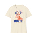 T-shirt illustré avec cerf — « PAS EN VOIE. » — T-shirt graphique vintage avec cerf