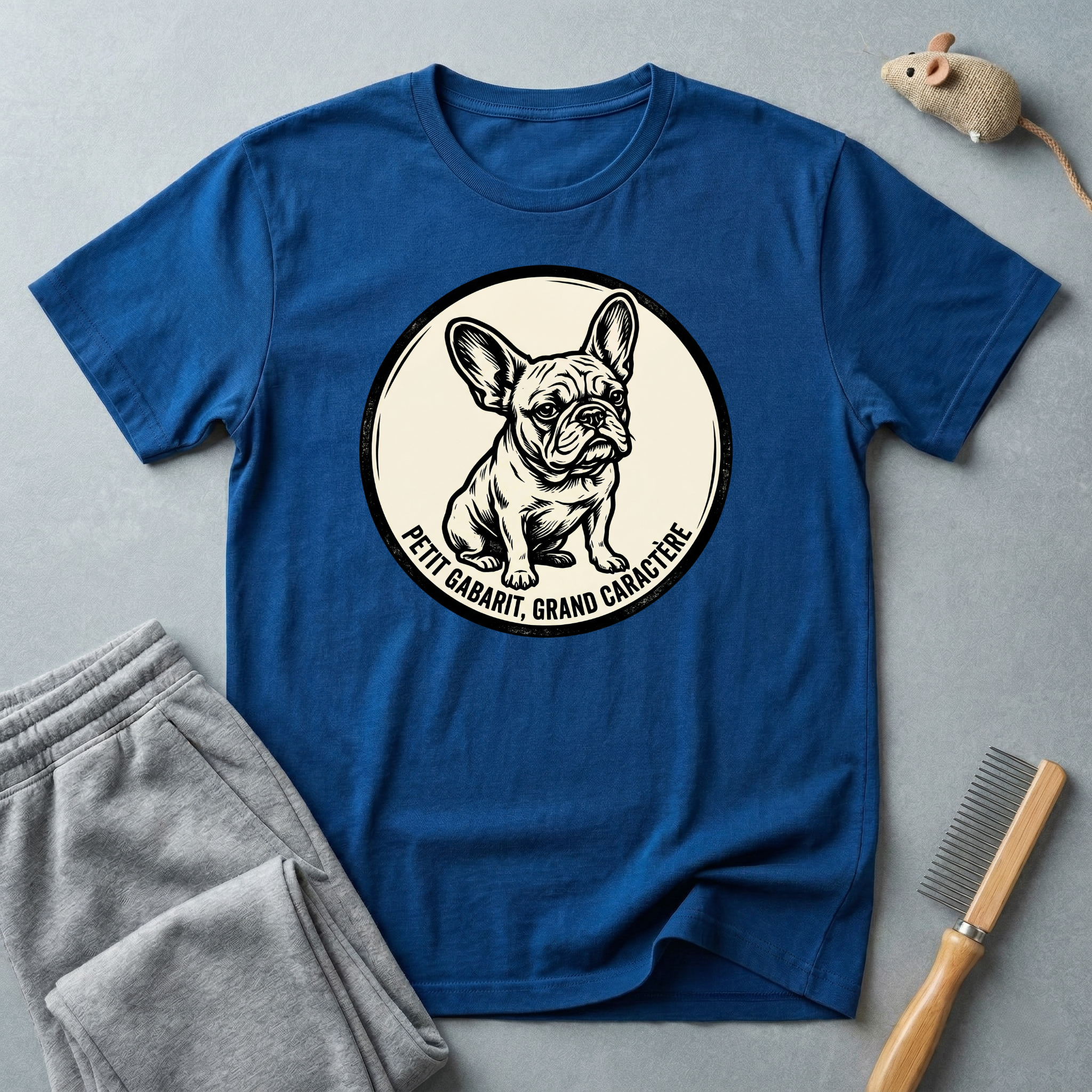 T-shirt graphique Bouledogue Français — «Courage mignon, grand caractère» Badge vintage