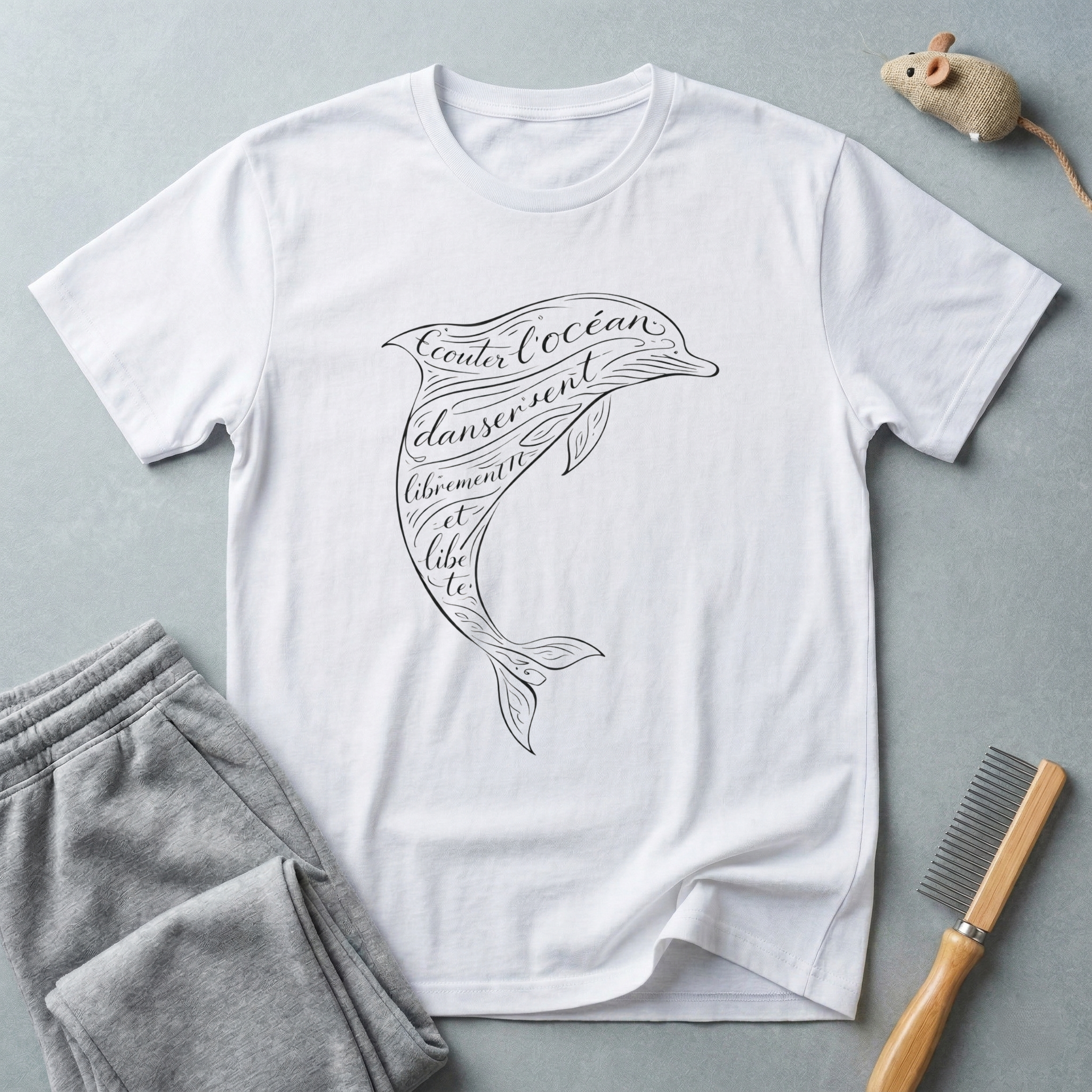 T-shirt Dauphin Calligraphie — T-shirt graphique nautique à écriture manuscrite